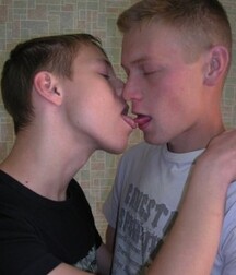 Gay Kiss Twink Porn 5edf8c3c0a7d8.jpg
