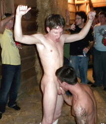 Sexe Gay en Public 5f28990ad068c.jpg
