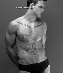 Célébrité Gay Tube Mix 5f43931cbb46d.jpg