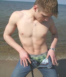 Cody se masturbe a la plage boys porn