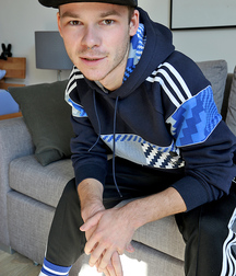Kevin Babik montrant sa bite de minet XL twinks gay porn 5f9005e016510.jpg