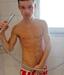 Kevin Babik montrant sa bite de minet XL twinks gay porn 5f9006e96ae25.jpg