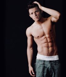 Tom Holland le bogoss de Spiderman Gay Tube 5f99d0a74d1ff.jpg