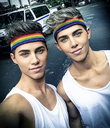 Fierté gay tube guys mix 5fb183c215d67.jpg