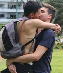 Des mecs mignons embrassant des mecs mignons 6001f6a1153fe.jpg