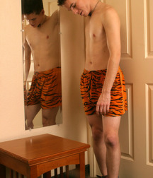 Tiger prends une douche boys porn 606498881f236.jpg
