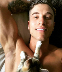 Mecs sexy et leurs chat gayboystube 606e32f0a1c3b.jpg