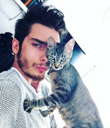 Mecs sexy et leurs chat gayboystube 606e333002f3a.jpg