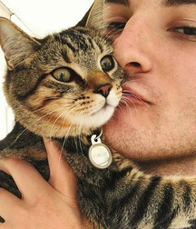 Mecs sexy et leurs chat gayboystube 606e3337112f7.jpg