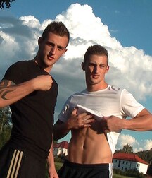 Garçon jumeaux posant devant la caméra 60a4ee6e34d9d.jpg
