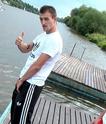 Garçon jumeaux posant devant la caméra 60a4eebb71d98.jpg