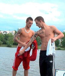 Garçon jumeaux posant devant la caméra 60a4eec8dbc69.jpg
