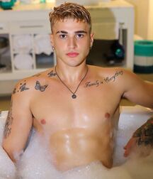 Bogosses et Minets Smooth Skin Twink Tube Sporty