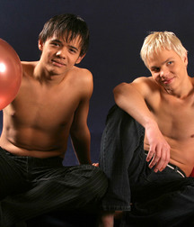Love among baloons gay boys tube 5e543b47a7414.jpg