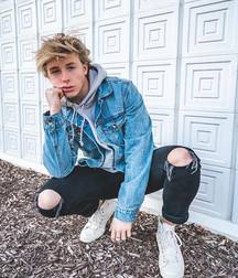 I like all these cute boys  5e90bb791ea26.jpg