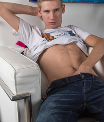 Julian Bell gay porn model shows off 60e5edb9c202f.jpeg