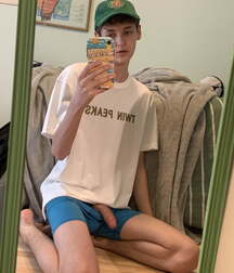 This guy likes to take selfies with his cock boys porn