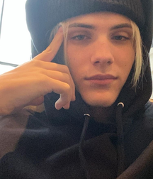 Cute boys 14 5dfaa22f706a1.png