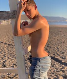 Hot Boys Pose Porn Gay 5eb00a25d54af.jpg
