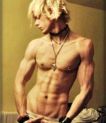 Emoboy Shirtless 5eea30c362a24.jpg