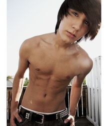Emoboy Shirtless 5eea30c9cfc0c.jpg