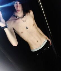 Emoboy Shirtless 5eea30cfd50b0.jpg