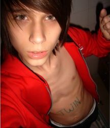 Emoboy Shirtless 5eea30d1cea03.jpg