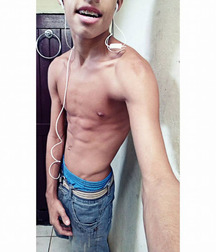 bb boys am und im pool 5e76cf8dd7098.jpg