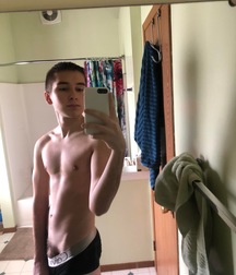 18YO Twink Michael Shows Off His Selfies boys porn 62266e003c084.jpeg