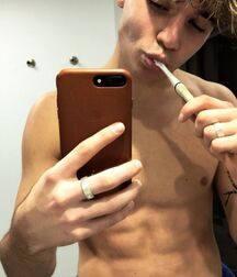 boy selfies 5ebab2d8a9eca.jpg