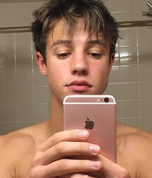 boy selfies 5ebab2dba3691.jpg