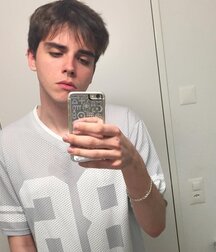 boy selfies 5ebab2e8c0dc7.jpg