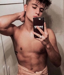 boy selfies 5ebab2eabd7dd.jpg