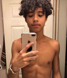 boy selfies 5ebab2f0432ea.jpg