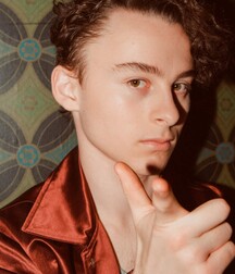 Wyatt Oleff Photoshoot 5ed943ee5bb35.jpg