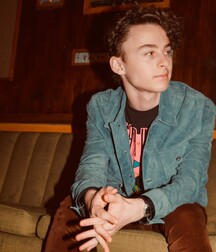 Wyatt Oleff Photoshoot 5ed94406e80bc.jpg