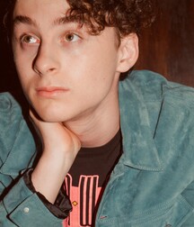 Wyatt Oleff Photoshoot 5ed94414aa608.jpg