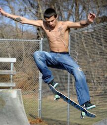 Shirtless Skater Boys 5ee683aa50528.jpg
