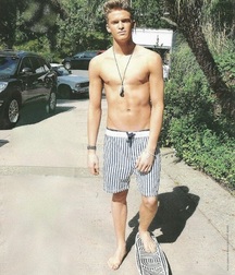 Shirtless Skater Boys 5ee683b50fe1a.jpg
