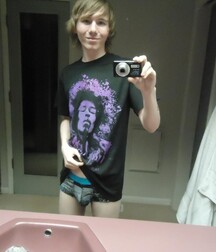Hung Twink shows all 5f0cc245e9bb2.jpg