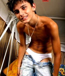 Shirtless 1 03242016 56f41f768dce3.jpg