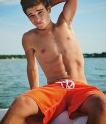 Ben's Shirtless Boys Gay Tube 5fa689a3f32c7.jpg