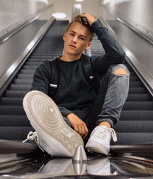 Ben‘s Sunday Wall Favorites Twink Tube 6106c5eaced27.jpeg