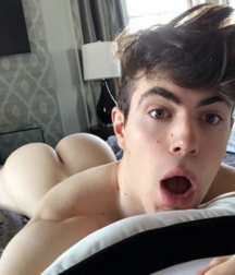 Hot Boys Porn Showing their buns