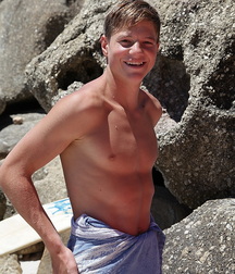 Nic jugando en la playa boys porn 606f568a6d20c.jpg