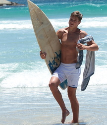 Nic jugando en la playa boys porn 606f568eae710.jpg