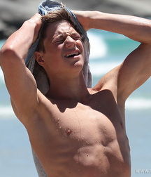 Nic jugando en la playa boys porn 606f569bdbab2.jpg