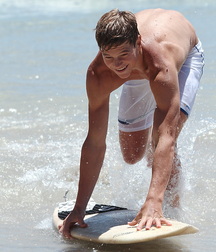 Nic jugando en la playa boys porn 606f56a02cb3c.jpg