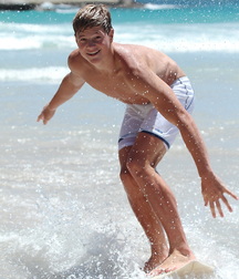 Nic jugando en la playa boys porn 606f56a24be45.jpg