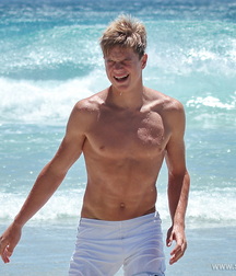 Nic jugando en la playa boys porn 606f56abd28b0.jpg
